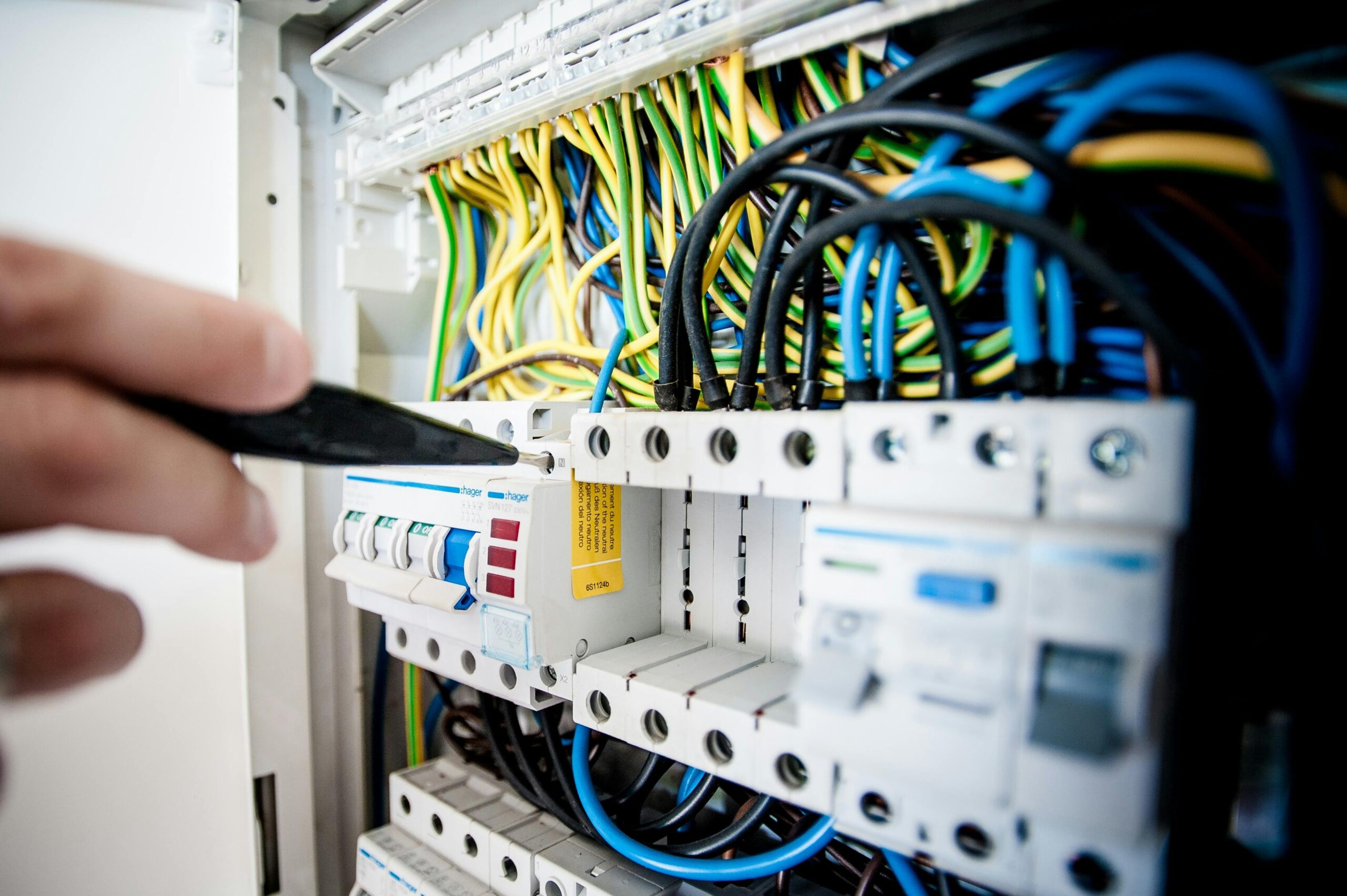 Étude de cas : Comment nous avons optimisé le système électrique d’une usine industrielle et économisé 15 % sur la consommation d’énergie
